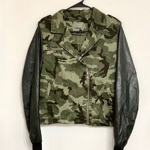 Levi's Women's Army Green Camouflage Jacket with Black Faux Leather Sleeves Sz M